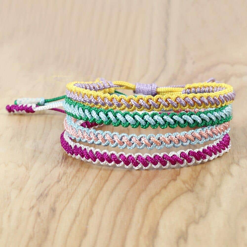 Bracelet à breloques tressé à la main. Bonne qualité et très tendance.