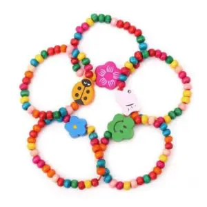 Bracelet coloré cinq pièces pour enfant. Bonne qualité et très tendance.