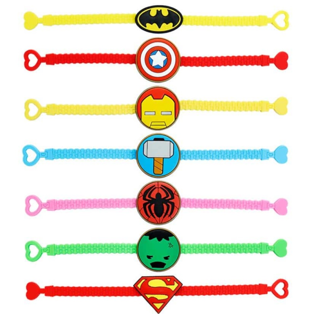 Bracelet de super héros pour enfant sur fond blanc
