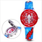 Bracelet montre en similicuir à motif super héros. Bonne qualité et très pratique.