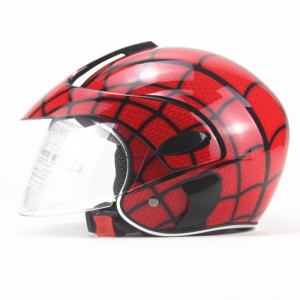 Casque pour enfant avec une visière à l'avant. Le casque a un motif de toiles d'araignée rouge pour rappeler Spiderman. Le casque a une attache sur le bas pour sécurisé le casque.