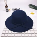 Chapeau en coton avec noeud pour fille avec acessoires sur une table blanche