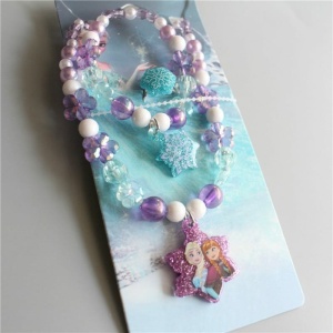 Ensemble bijoux 2 pièces avec pendentif princesse Disney coloré en violet blanc et bleu aur un fond blanc