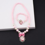 Ensemble collier et bracelet en perle avec pendentif Disney. Bonne qualité et très pratique.