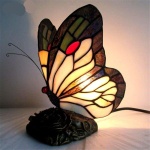 Lampe de chevet en forme de papillon. Bonne qualité et très pratique.