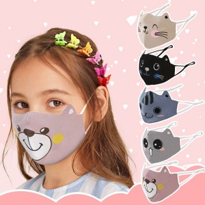 Masque en coton à motif animal pour enfant, plusieurs couleurs différentes. Portée par une petite fille.