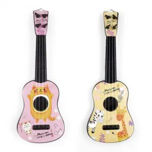Mini guitare à 4 cordes avec imprimé dessin animé beige et rose sur fond blanc