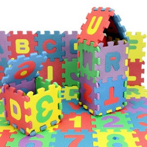 Mini puzzle alphabet 36 pièces pour enfant colorée avec fond blanc