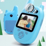 Mini talkie-walkie avec caméra pour enfant bleu sur fond bleu style nuages
