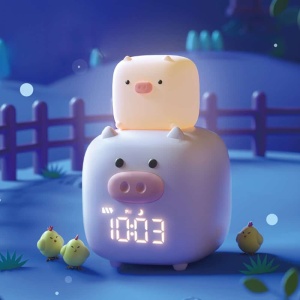 Réveil LED en forme de cochon à commande vocale dans une ferme dans la nuit