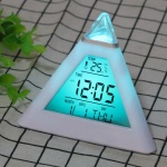 Réveil numérique en forme de pyramide blanc avec lumiére turquoise