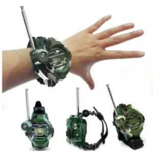 Talkie-walkie 7 en 1 en forme de montre sur une main avec fond blanc