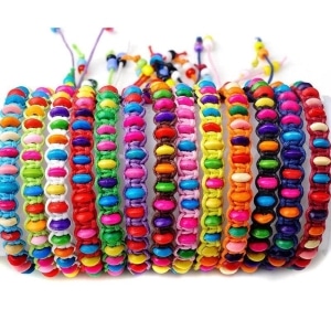 10 pièces de bracelets tissés avec corde et perles colorées. Bonne qualité et très tendance.