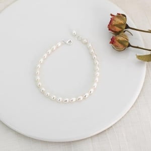 Bracelet blanc en perles d’eau douce pour fille. Bonne qualité et très tendance.