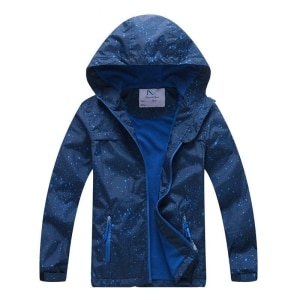 Veste imperméable bleue avec capuche pour enfant. Bonne qualité et très tendance. Couleurs bleu.