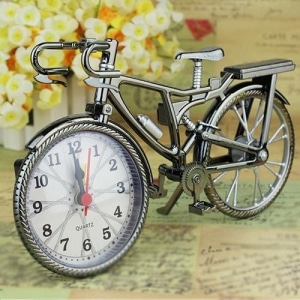 Réveil enfant en forme de vélo argenté avec horloge blanc