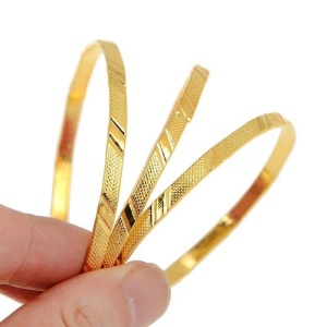 3 pièces de bracelet plaqué or pour enfant. Bonne qualité et très tendance.