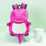 Cartable en forme de dinosaure pour enfant. Bonne qualité et très pratique.
