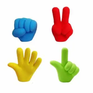 4 gommes en caoutchouc en forme de gestes de doigt jaune, vert, bleu et rouge sur fond blanc