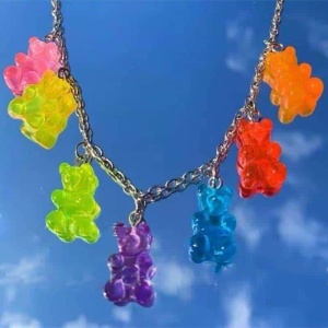 Collier en chaîne avec pendentif ours coloré. Bonne qualité et très tendance;