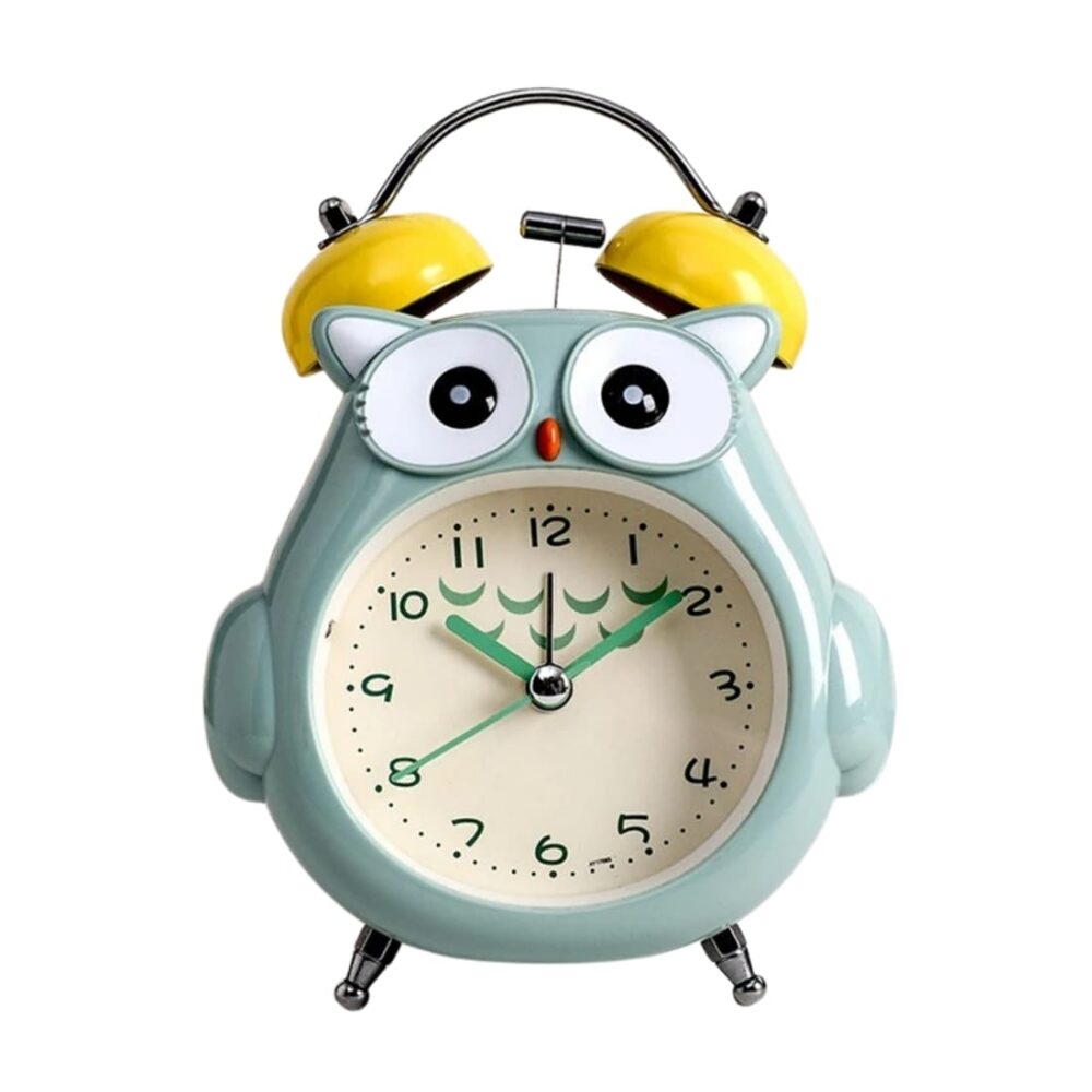 Réveil enfant analogique hibou à double cloche de couleur verte. Les cloches sont jaunes sur le dessus du réveil. Sur fond blanc.