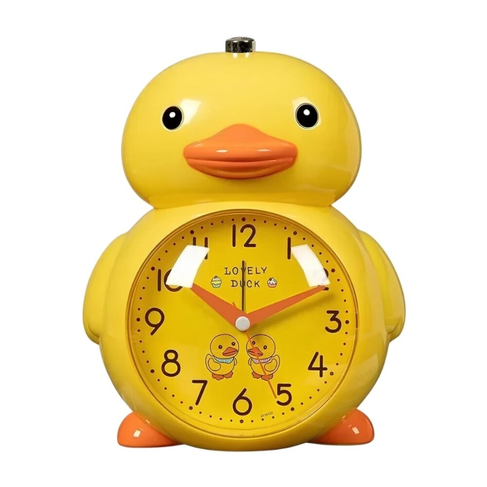 Réveil enfant en forme de canard jaune à aiguilles avec le bouton métallique sur le dessus. Sur fond blanc.