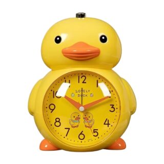 Réveil enfant en forme de canard jaune à aiguilles avec le bouton métallique sur le dessus. Sur fond blanc.