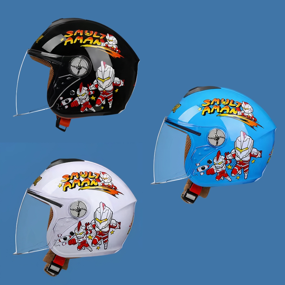 Casque moto jet pour enfant au design de super-héros se déclinant en trois couleurs sur fond uni