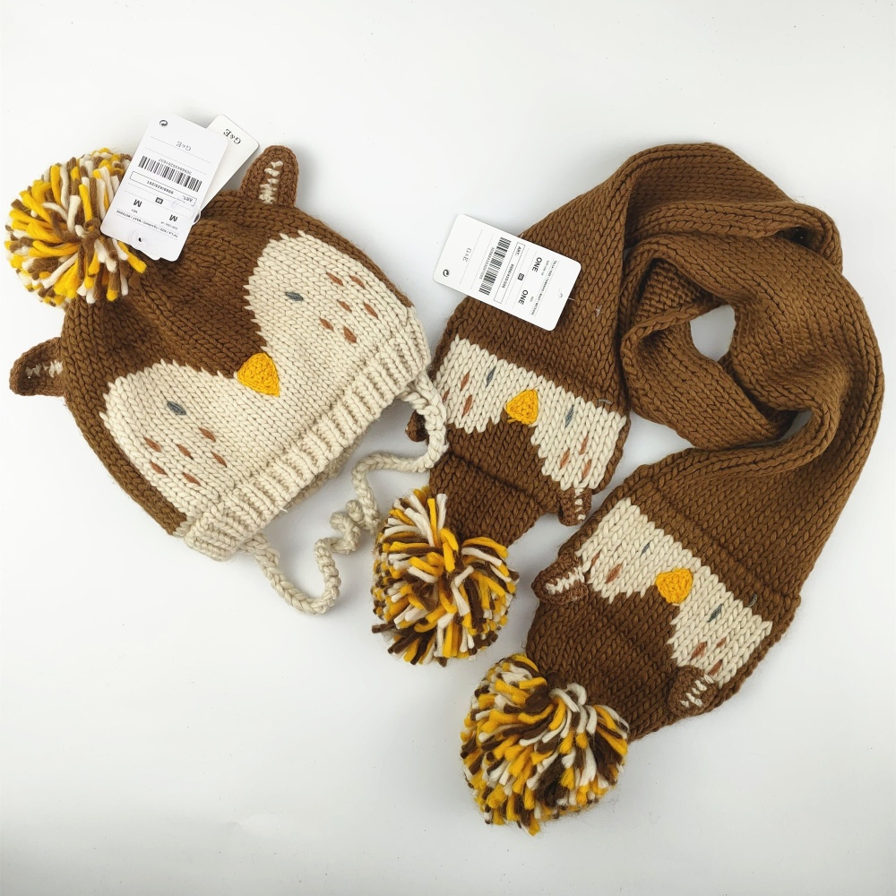 Bonnet et écharpe tricoté à motif oiseau pour enfant marron et beige sur un fond blanc