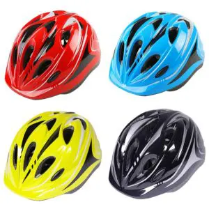 Casque de cyclisme couleur unie pour enfant rouge. bleu, jaune et noir sur fond blanc