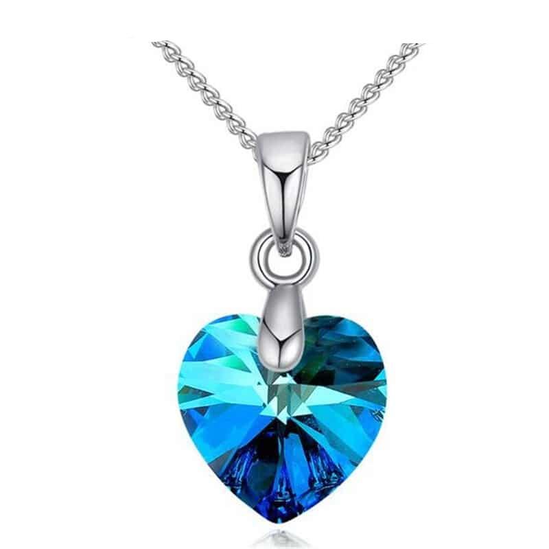 Collier en chaîne avec pendentif cœur pour enfant. Bonne qualité et très tendance.