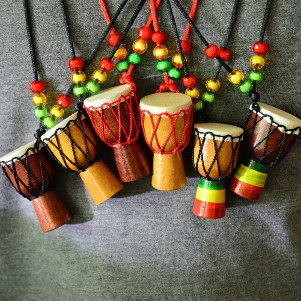 Collier ethnique avec pendentif tambour africain. Bonne qualité et très tendance.