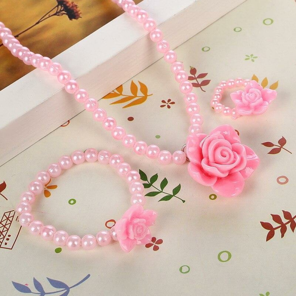 Ensemble 3 bijoux en perle avec pendentif rose. Bonne qualité et très tendance.