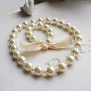 Ensemble de collier et bracelet en perle blanc. Bonne qualité et très tendance.