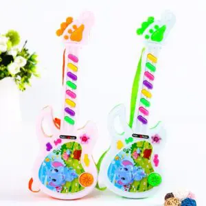 Guitare électrique à motif dessin animé pour enfant coloré, a coté d'une plante vert et devant un mur blanc