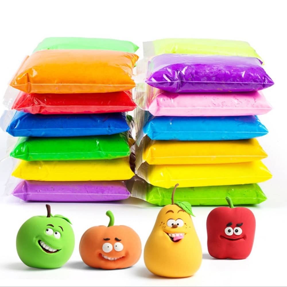 Pâte à modeler super légère 12 couleurs pour enfant avec pomme, orange, banane et une fraise sur fond blanc