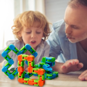 Puzzle en rotation plastique pour enfant vert, bleu et orange avec enfant et son pére dans un sallon a jouer sur une table