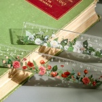 Règle droite 15 cm à motif fleur pour enfant transparente sur un livre en vert