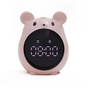 Réveil enfant multifonction en forme de souris rose digital sur fond blanc avec devant en noir