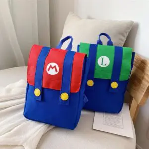 Sac à dos Super Mario pour enfant rouge et bleu, vert et bleu sur un lit avec un coussin