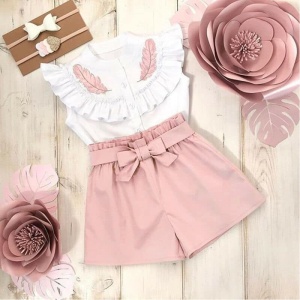 Short couleur unie avec chemise sans mache pour fille rose et blanc avec des plantes en rose sur le coté et fond en bois