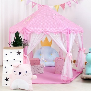 Tipi de princesse pour petite fille en rose en blanc dans une chambre de petite fille