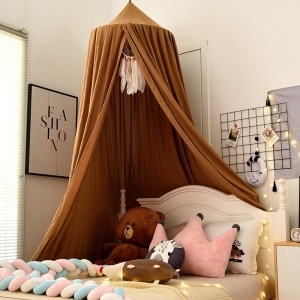 Tipi de lit en forme de tente pour lit d'enfant sur un lit dans une chambre avec tableaux dans la fenetre