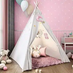 Grand tipi pour enfant dans une chambre rose avec des peluches a l'interieur et exterieur et des ballons