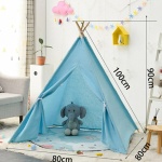 Tente tipi d'intérieur pour enfants bleu avec elephant a l'interieur dans une chambre avec un tapis blanc