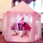 Tente tipi de château de princesse pour enfants en rose avec eptite fille a l'interieur et des peluches