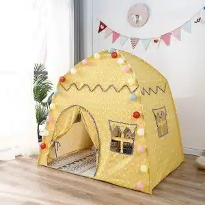 Tipi petite maison mignonne pour enfants jaune dans une chambre devant une fenetre