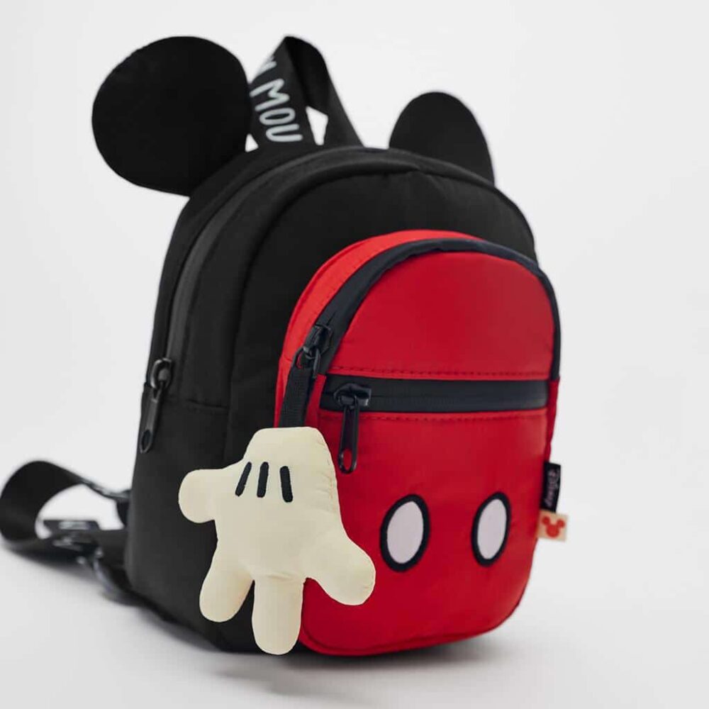 Sac à dos rouge et noir avec patte de Mickey blanche