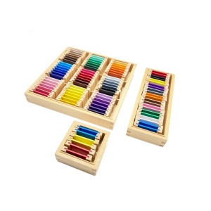 Tablettes colorées en bois pour développement sensoriel pour enfants. Bonne qualité et très pratique.