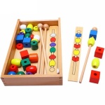 Ensemble de blocs de perles en bois colorés dans une boite en bois